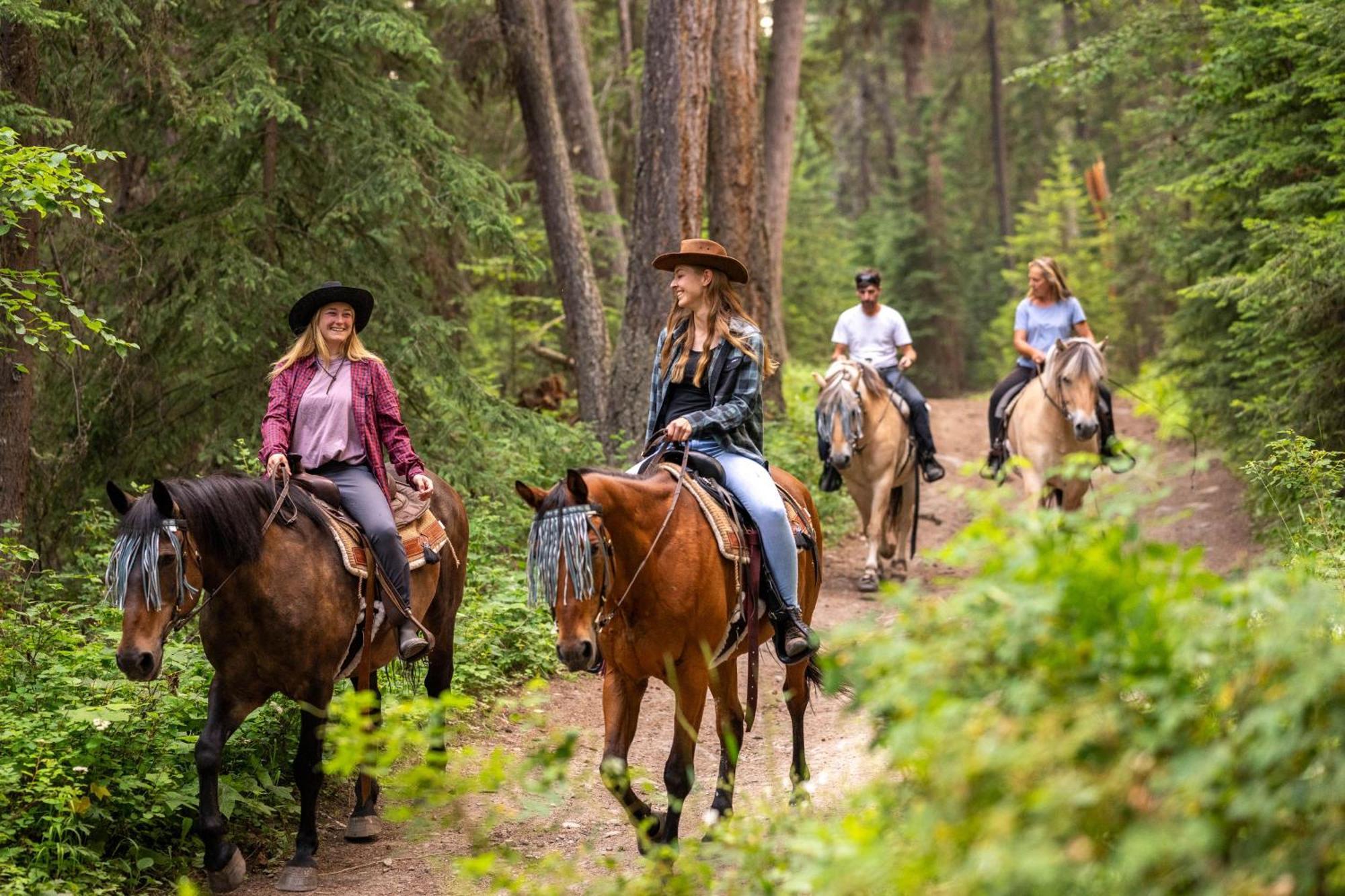 Beaver Guest Ranch Bridge Lake Экстерьер фото